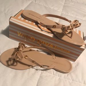 Patent studded bow sandal